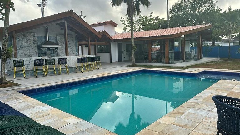 Linda casa com piscina na Enseada